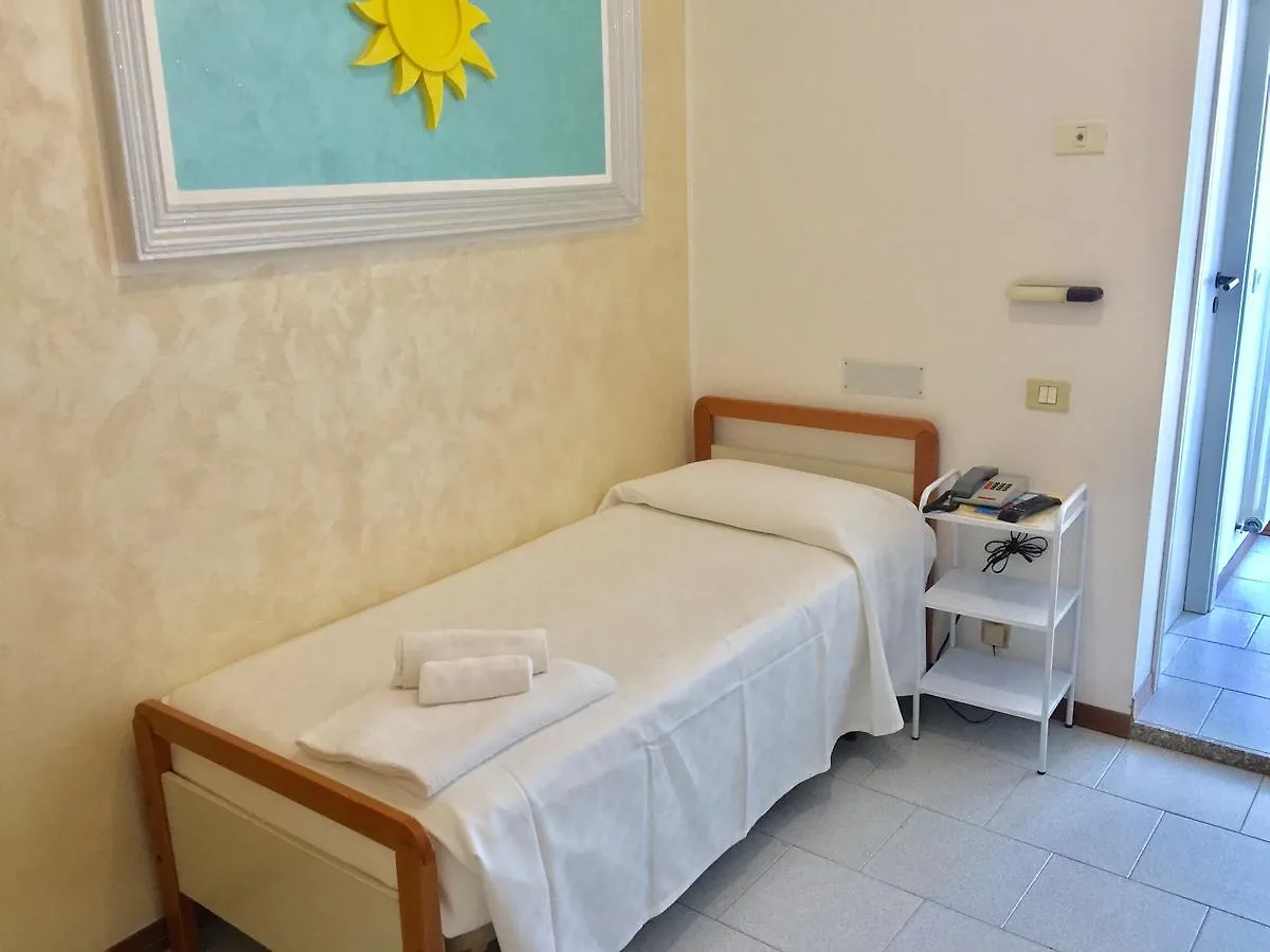 Hotel De Amicis Riccione 3*,